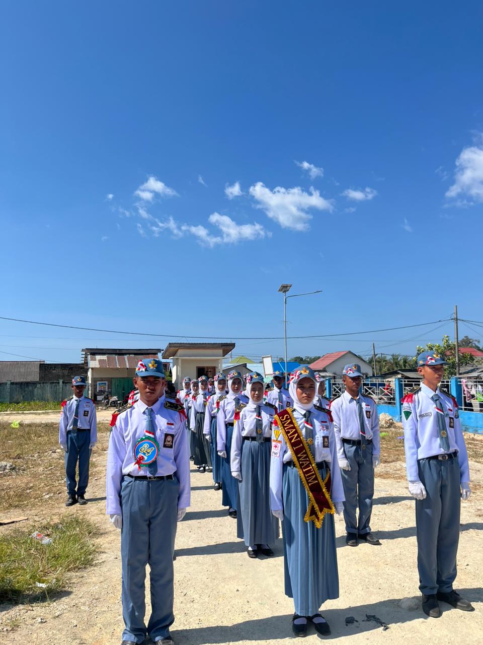 Tim Gerak Jalan Indah SMAN 1 Wawonii Timur Raih Juara 1 Kategori Campuran